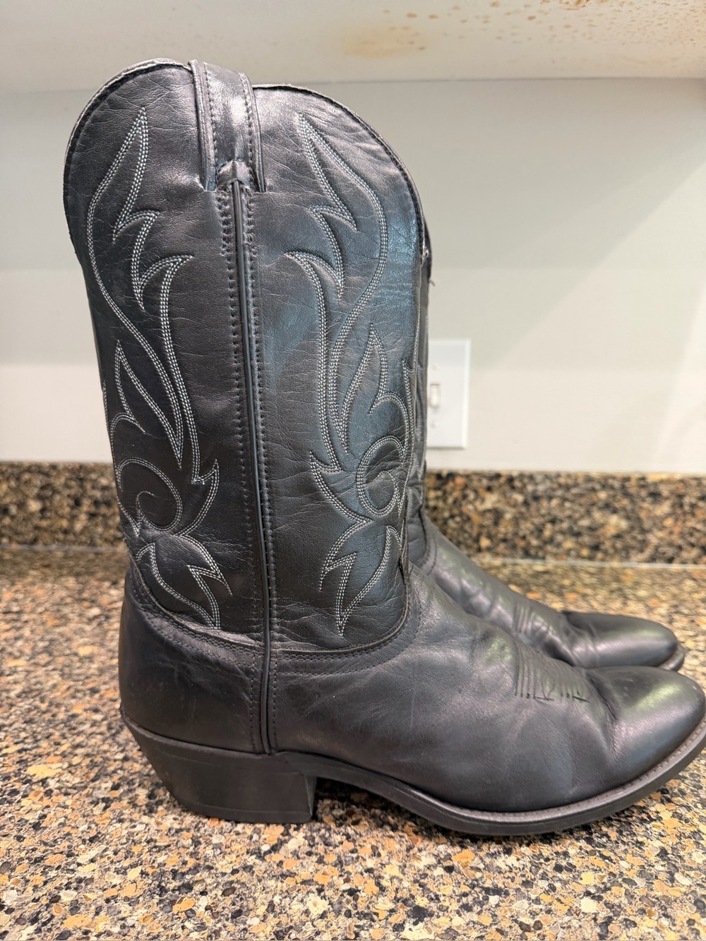 Classic Laredo, 11  Black Leather Cowboy Boots - Men